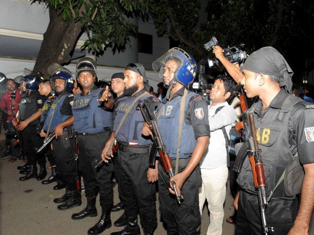 Policiais se posicionam para defender restaurante, na capital de Bangladesh, onde ocorreu um tiroreio - 01/07/2016
