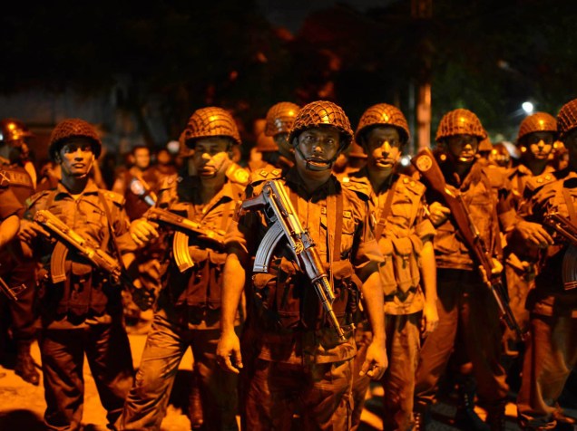 Guardas se posicionam para defender restaurante em Bangladesh, invadido por um atirador - 01/07/2016