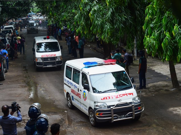Ambulâncias deixam o local do ataque a um restaurante em Daca, Bangladesh - 02/07/2016