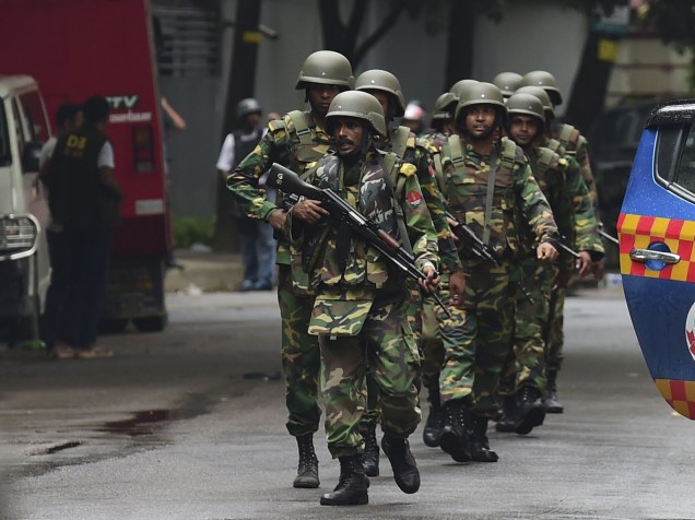 Soldados do Exército de Bangladesh patrulham uma rua durante operação nos arredores de um restaurante que foi alvo de um ataque terrorista no bairro diplomático da capital Daca - 02/07/2016