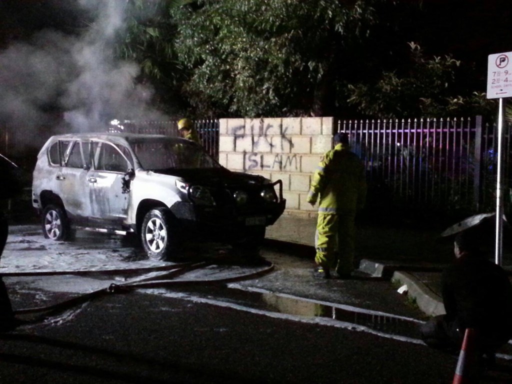 Carro fica queimado em frente a uma mesquita em Perth, na Austrália após um ataque anti-muçulmano