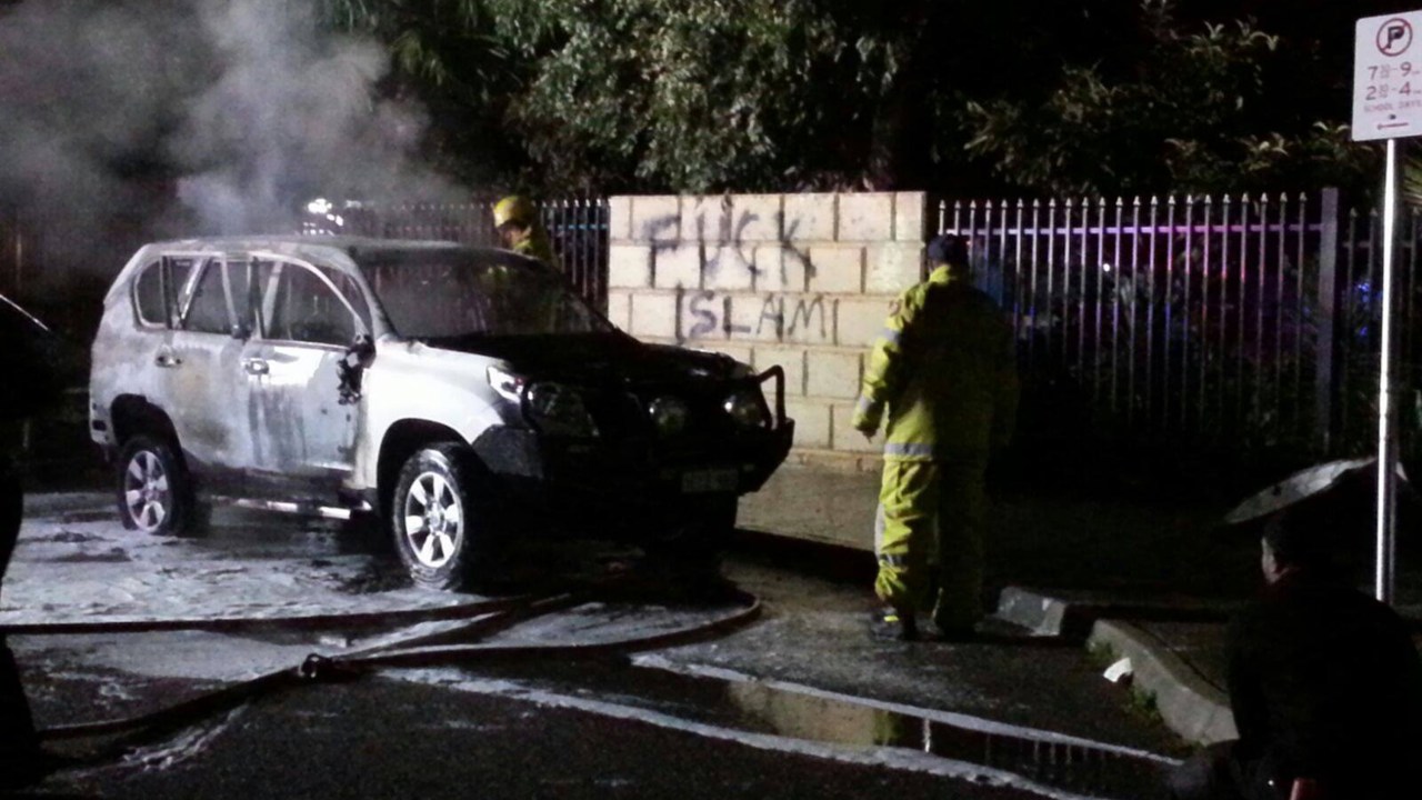 Carro fica queimado em frente a uma mesquita em Perth, na Austrália após um ataque anti-muçulmano