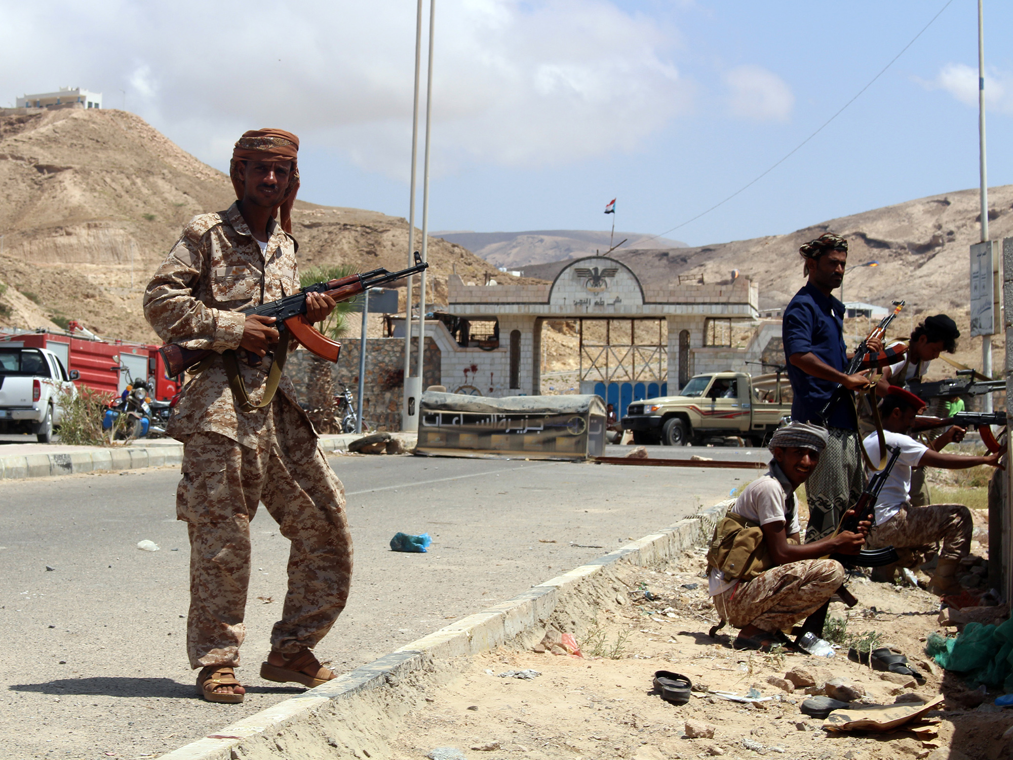 Guardas iemenitas protegem um acampamento de segurança, depois de ataque suicida na província de Mukalla, Iêmen