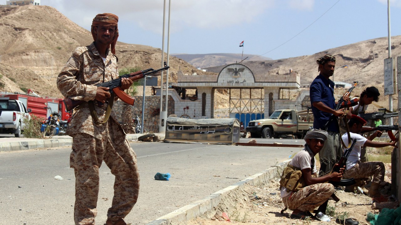 Guardas iemenitas protegem um acampamento de segurança, depois de ataque suicida na província de Mukalla, Iêmen