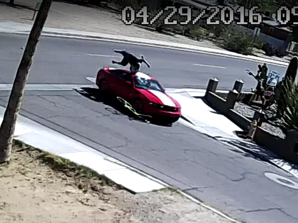 Mulher atropela seu namorado, ao saber que contraiu HIV durante relação sexual, no bairro de Phoenix, Arizona (EUA)