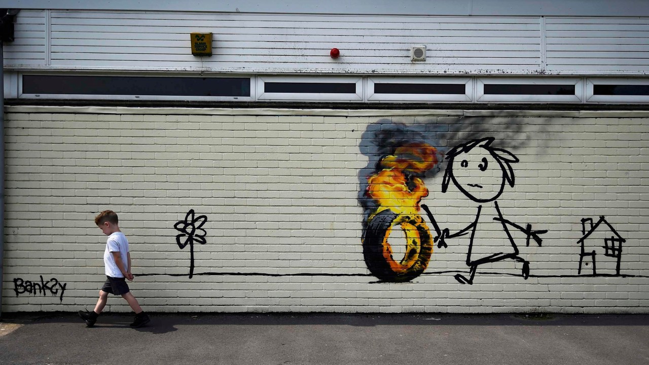 Mural de Banksy é pintado do lado de fora de uma escola em Bristol, na Inglaterra