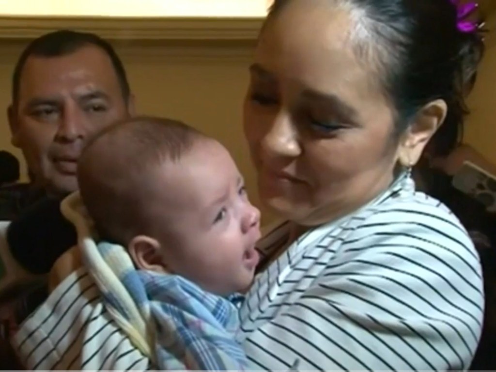 A salvadorenha Mercedes Casanella reencontra seu filho um ano depois dele ter sido trocado