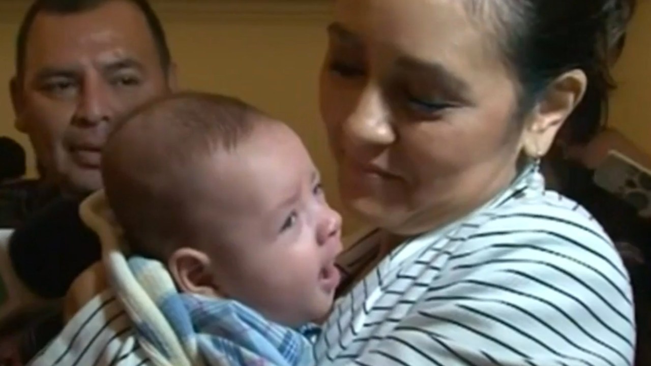 A salvadorenha Mercedes Casanella reencontra seu filho um ano depois dele ter sido trocado