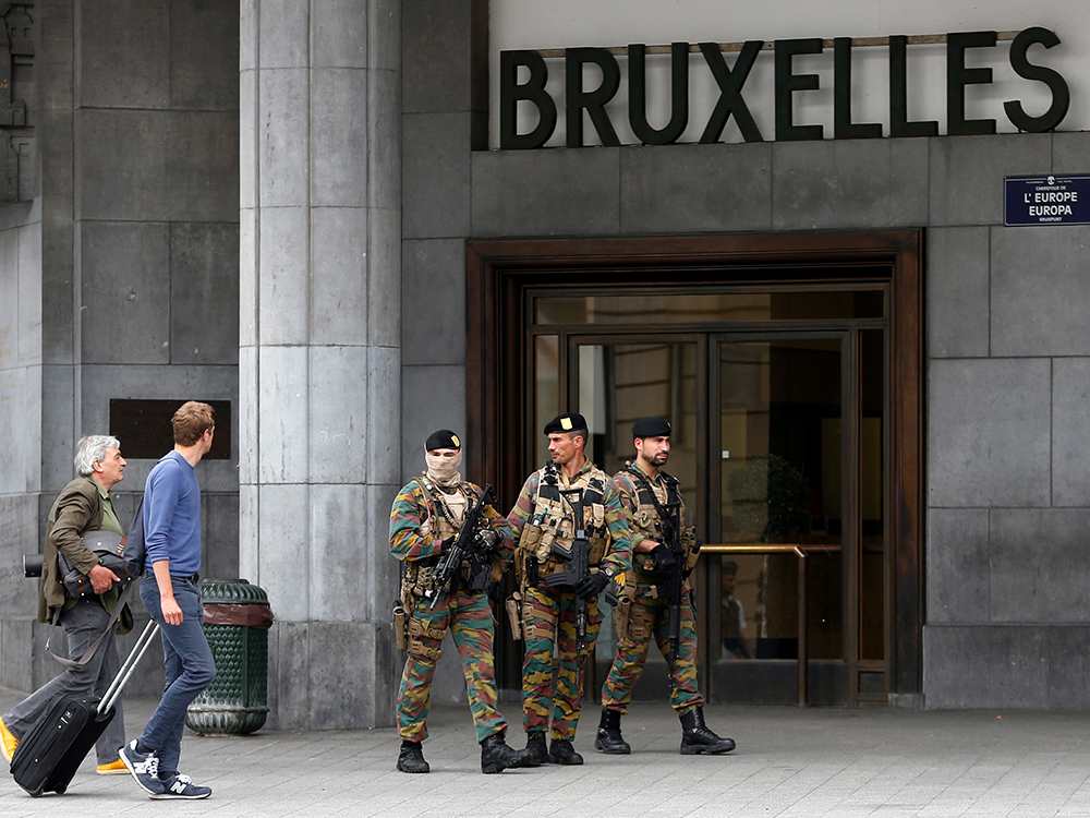 Soldados da guarda de Bruxelas fazem patrulha e investigam suspeita de bomba na estação central de trem