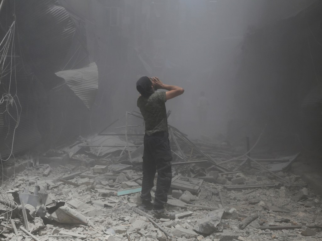 Bombardeio das forças leais a Bashar Al-Asad provoca destruição em um distrito rebelde de Aleppo na Síria