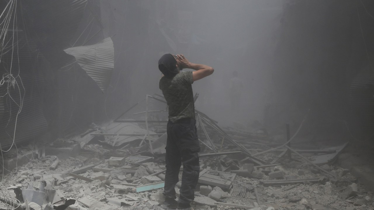 Bombardeio das forças leais a Bashar Al-Asad provoca destruição em um distrito rebelde de Aleppo na Síria