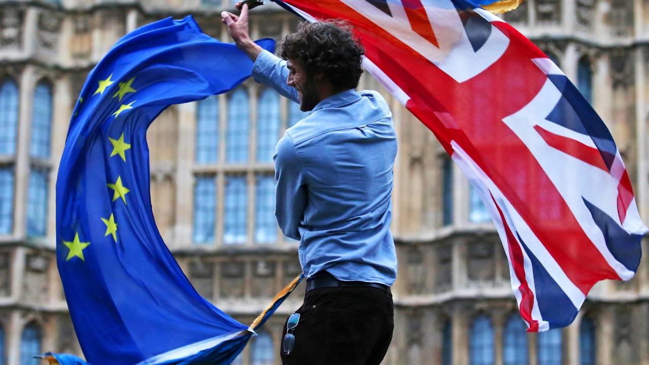 Homem balança bandeiras do Reino Unido e da União Europeia juntas, em protesto contra o Brexit, no centro de Londres, na Inglaterra - 28/06/2016