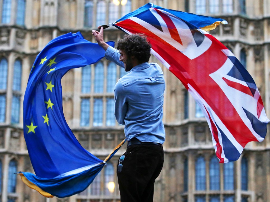 Homem balança bandeiras do Reino Unido e da União Europeia juntas, em protesto contra o Brexit, no centro de Londres, na Inglaterra - 28/06/2016