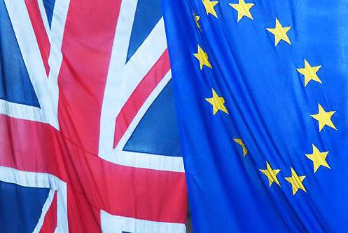 Bandeiras do Reino Unido e da União Europeia são vistas juntas em Londres - 24/06/2016
