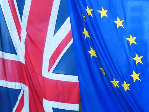 Bandeiras do Reino Unido e da União Europeia são vistas juntas em Londres - 24/06/2016