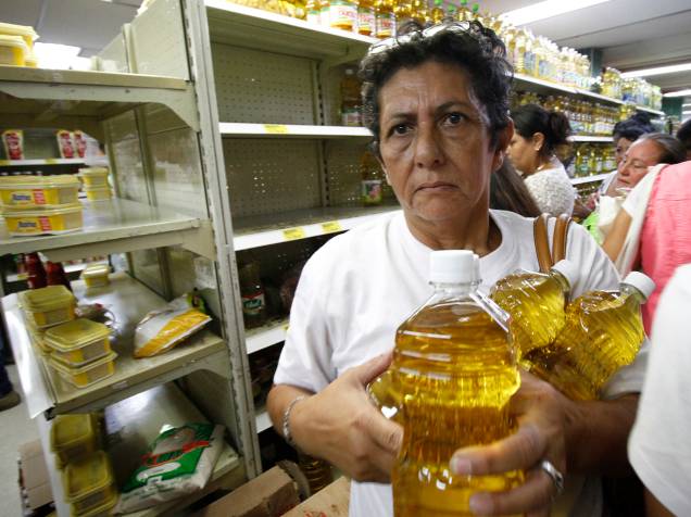 Venezuelanos aproveitam abertura da fronteira para comprar mantimentos em um supermercado na cidade de Cucuta, na Colômbia - 10/07/2016