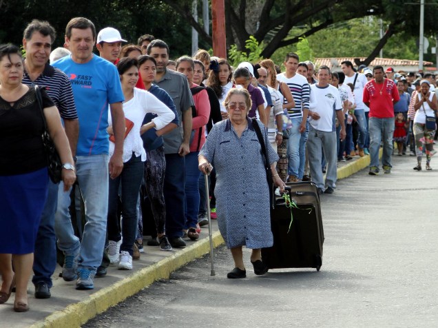 Cidadãos venezuelanos fazem fila para atravessar a ponte Simon Bolívar e aproveitar a abertura temporária de fronteira para entrar na Colômbia - 10/07/2016