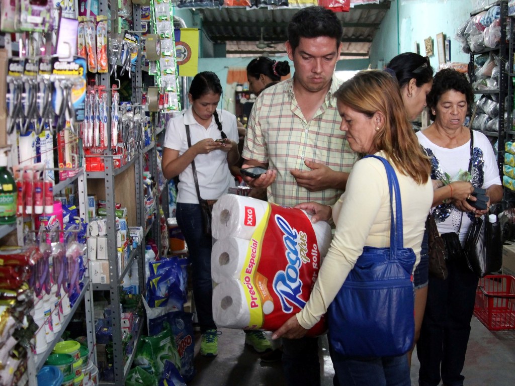 Venezuelanos vão às compras na Colômbia