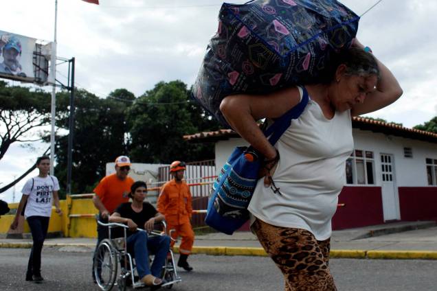 Mulher atravessa a fronteira de volta para a Venezuela após comprar mantimentos na Colômbia - 10/07/2016