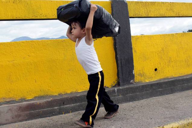 Criança atravessa a ponte Simon Bolívar de volta para a Venezuela após comprar mantimentos na Colômbia - 10/07/2016