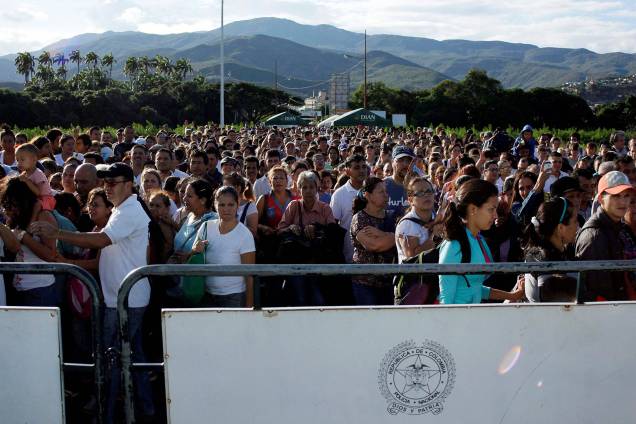 Venezuelanos aguardam a abertura da fronteira com a Colômbia para comprar remédios e mantimentos no país vizinho - 10/07/2016