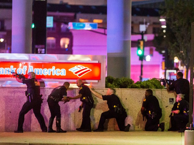 Policiais de Dallas (EUA), entram em confronto com atiradores, após tiros serem disparados durante protesto do Black Lives Matter - 07/07/2016