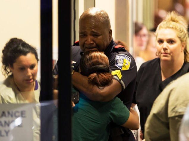 Policial é consolado no Hospital Universitário de Baylor, em Dallas (EUA), após atiradores matarem cinco policiais, durante protesto contra a violência racial - 07/07/2016