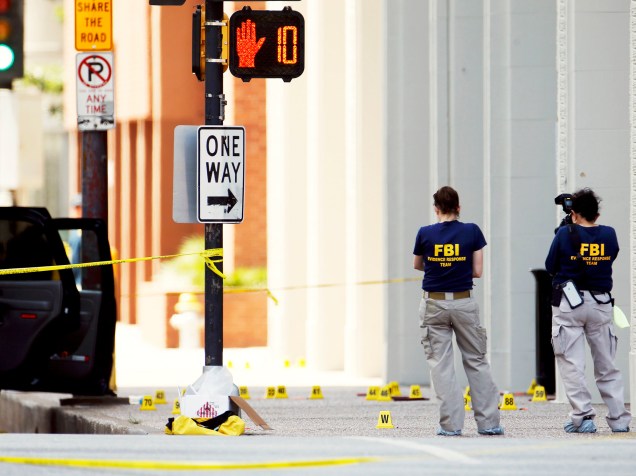 Investigadores do FBI realizam perícia, no local onde cinco policiais foram mortos por atiradores, durante protesto contra a violência racial, em Dallas (EUA) - 08/07/2016