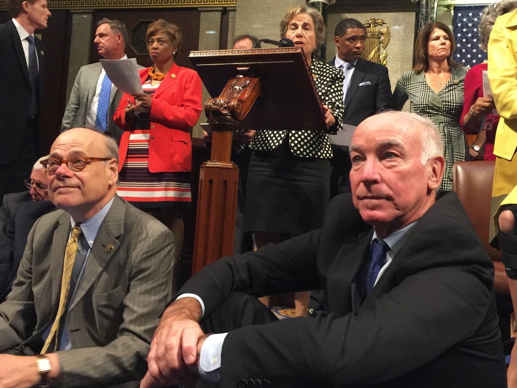 Parlamentares do Partido Democrata americano protestam sentando no chão, durante sessão que discute o controle de armas - 22/06/2016