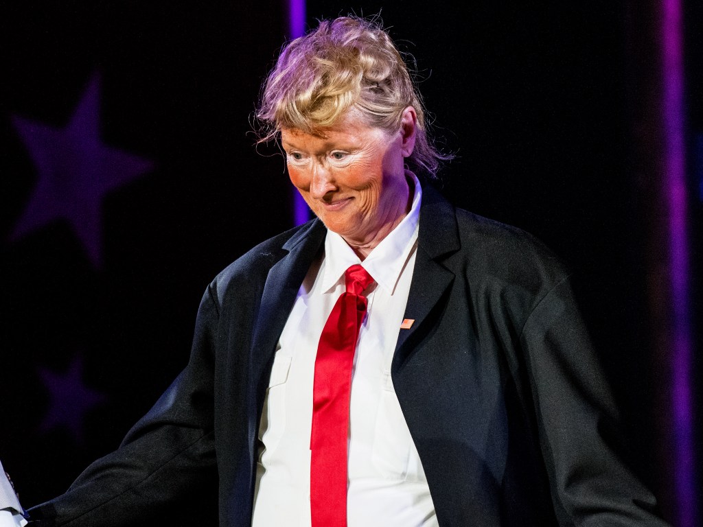 A atriz Meryl Streep se veste de Donald Trump, durante o '2016 Public Theater Gala', no Teatro Delacorte, em Nova York (EUA) - 06/06/2016