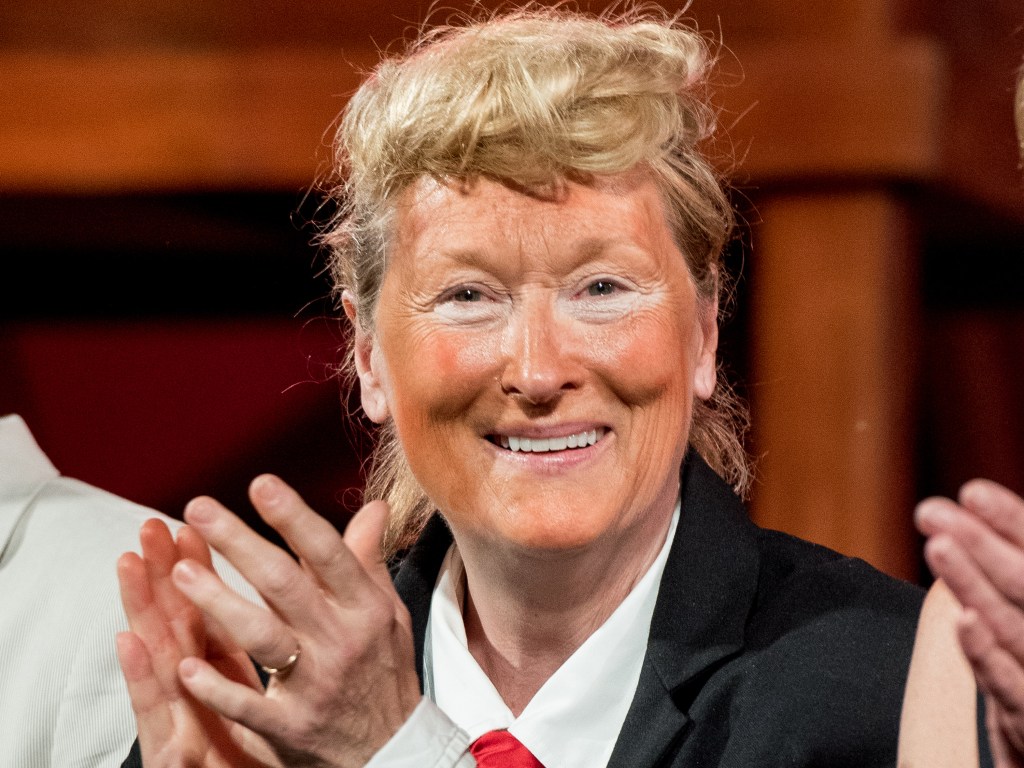A atriz Meryl Streep se veste de Donald Trump, durante o '2016 Public Theater Gala', no Teatro Delacorte, em Nova York (EUA) - 06/06/2016