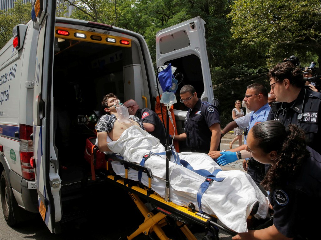 Equipe médica atende rapaz ferido após explosão no Central Park, em Nova York