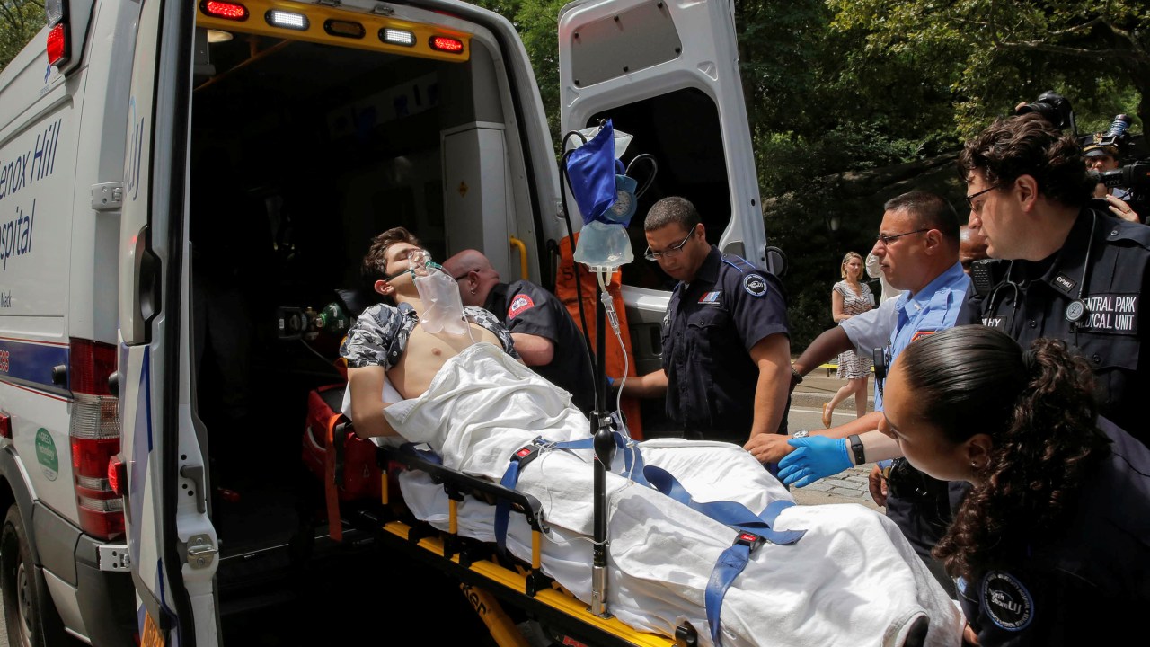 Equipe médica atende rapaz ferido após explosão no Central Park, em Nova York