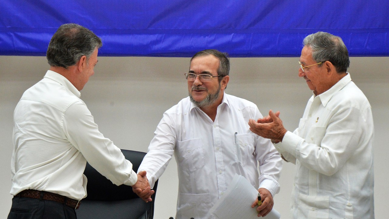 O presidente da Colômbia, Juan Manuel Santos, o líder da guerrilha FARC, Timoleon Jimenez, e o presidente cubano Raul Castro, durante acordo de cessar-fogo definitivo - 23/06/2016