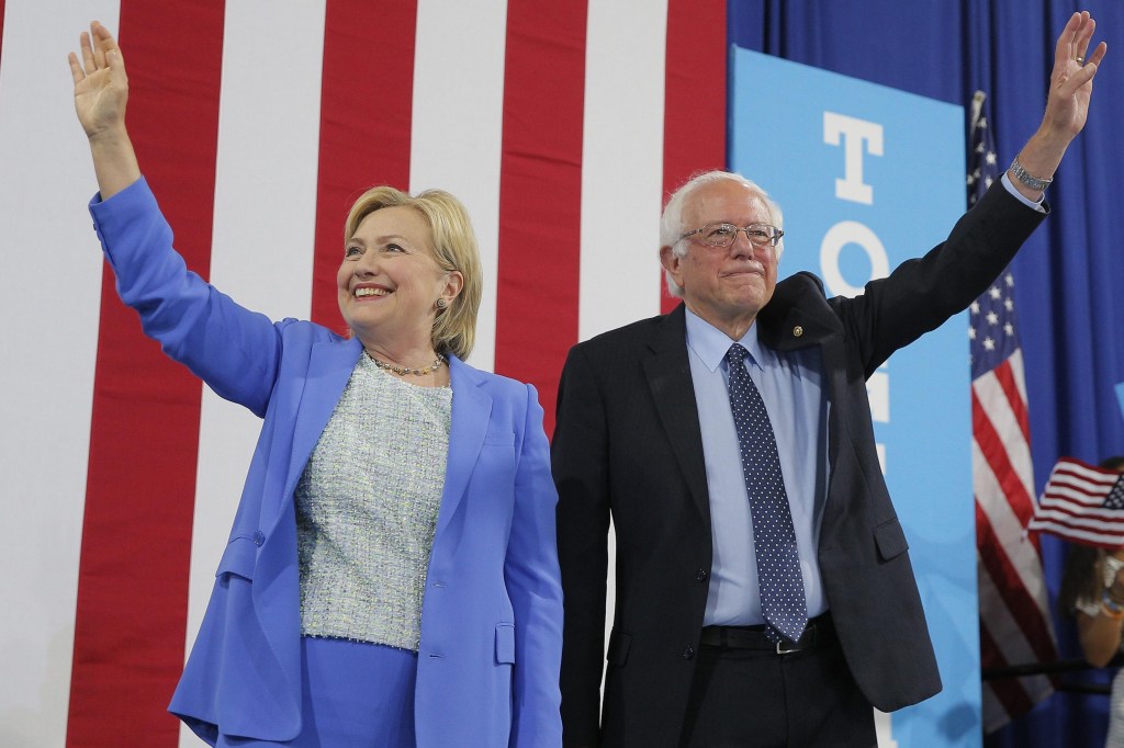 O senador Bernie Sanders declara apoio a Hillary Clinton