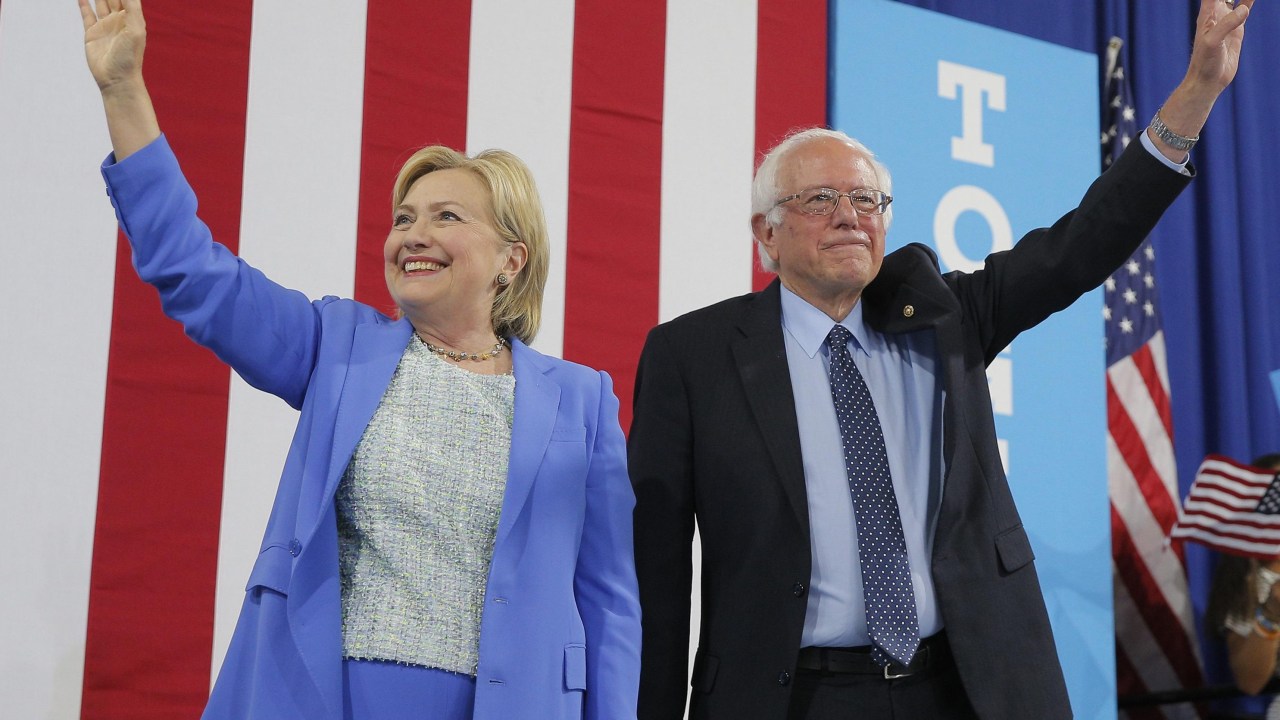 O senador Bernie Sanders declara apoio a Hillary Clinton