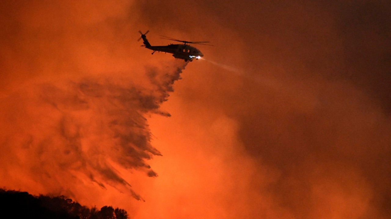 Helicóptero trabalha no combate de um incêndio florestal em Calabasas, Califórnia (EUA)