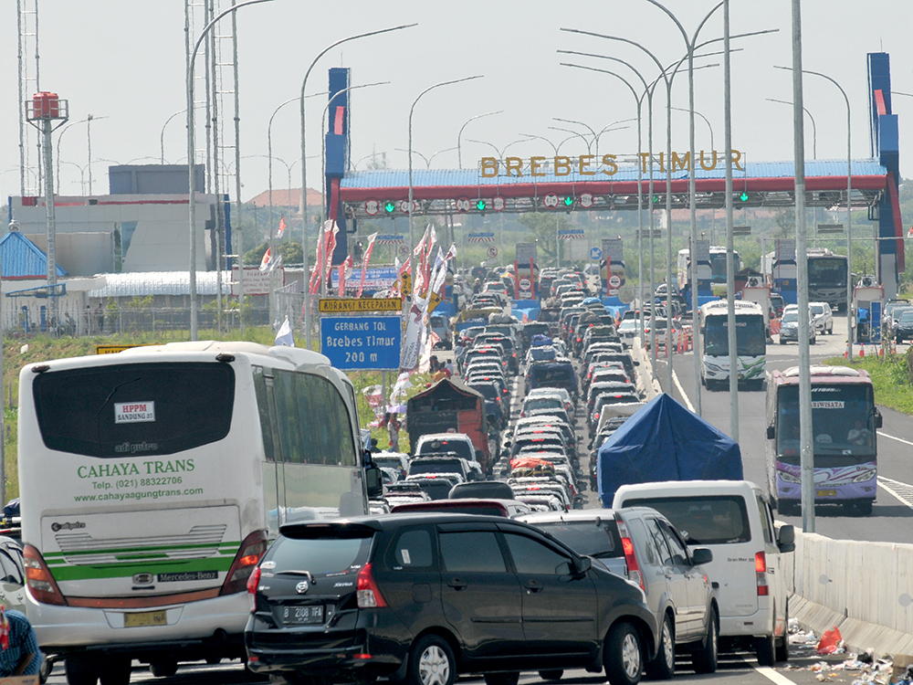 Congestionamento em importante entroncamento rodoviário em Brebes, na Indonésia - 02/07/2016