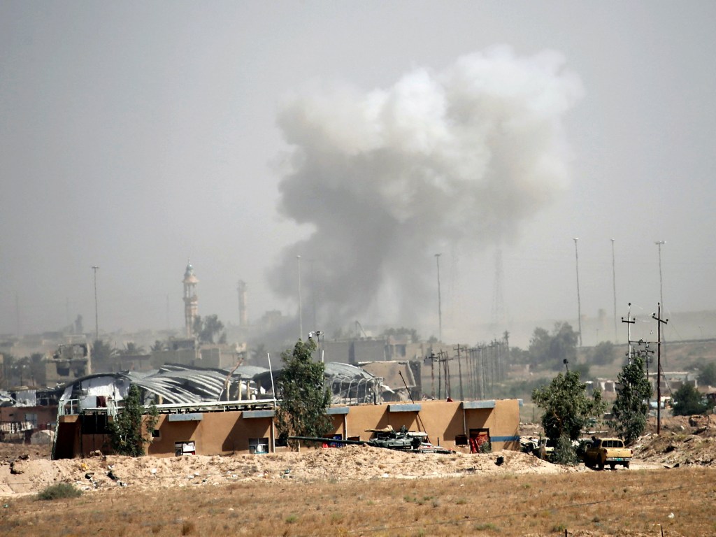 Forças de segurança iraquianas entram em confronto com o Estado Islâmico em Falluja