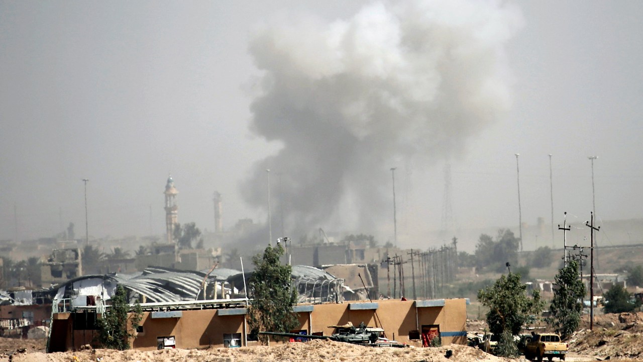 Forças de segurança iraquianas entram em confronto com o Estado Islâmico em Falluja