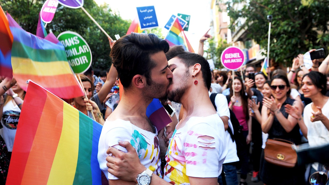 Casal homossexual se beija durante a Parada do Orgulho LGBT, em Istambul, na Turquia - 28/06/2015