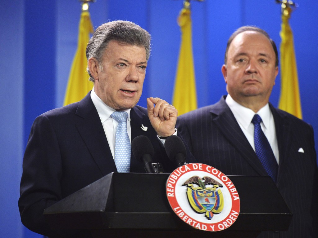 Presidente da Colômbia Juan Manuel Santos discursa ao lado do ministro da Defesa, Luis Carlos Villegas no palácio presidencial em Bogotá - 09/09/2015