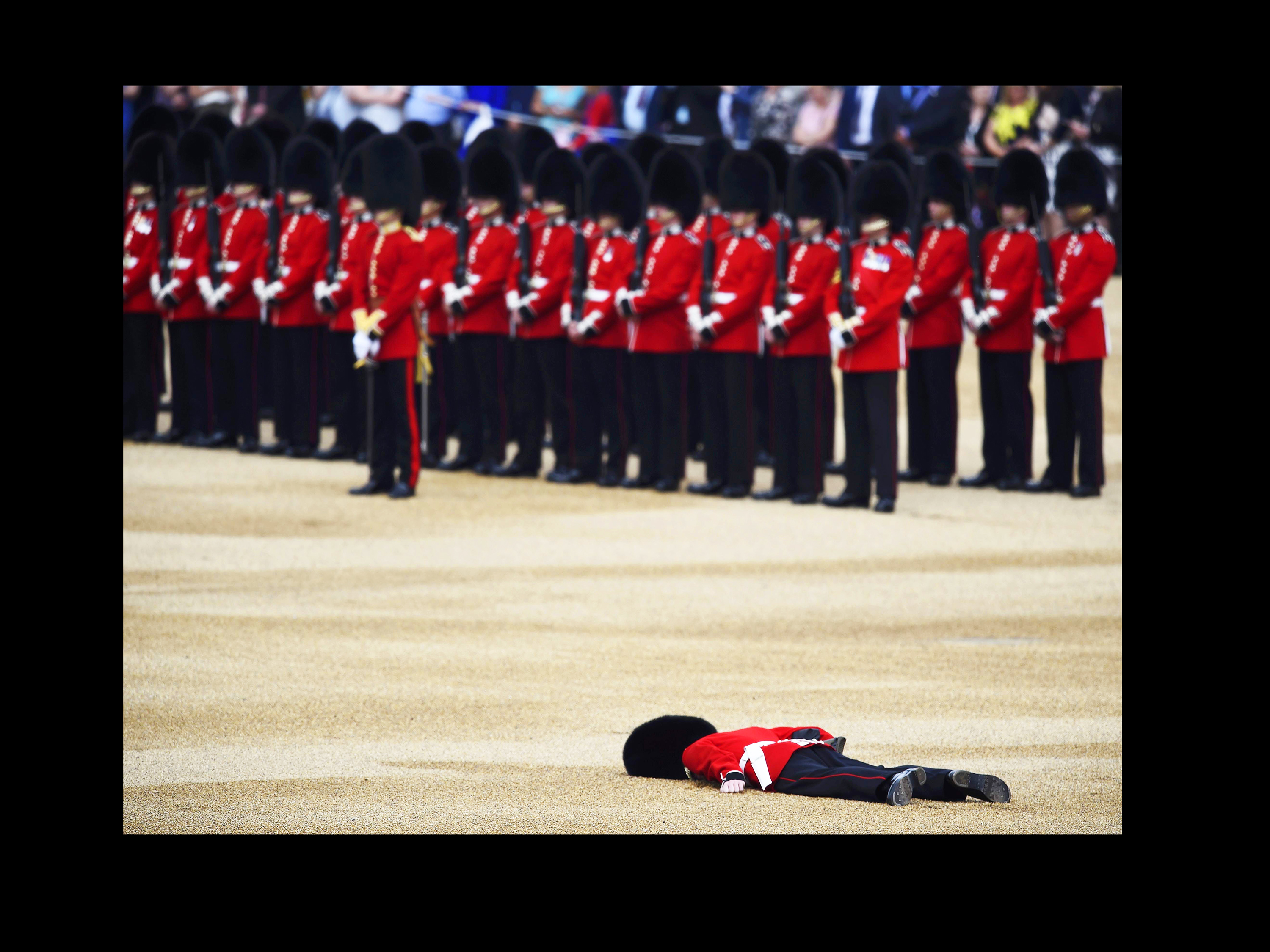 Soldado britânico desmaia, durante a parada 'Trooping the Colour', que celebra o aniversário da rainha Elizabeth II, em Londres, na Inglaterra - 11/06/2016