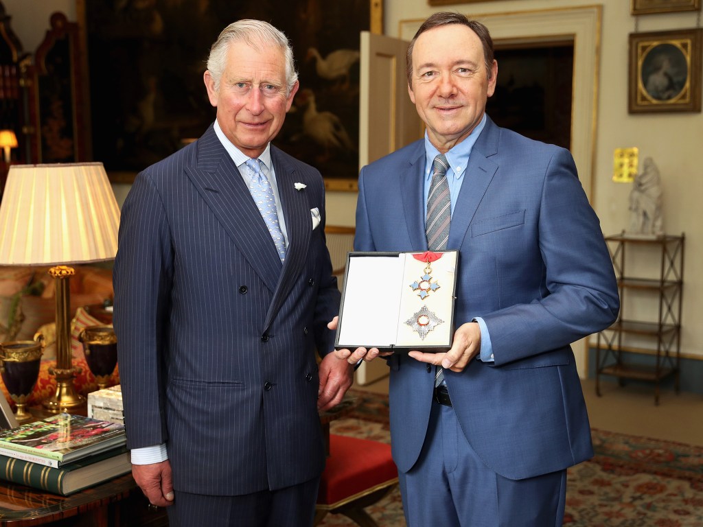 Príncipe Charles condecora o ator Kevin Spacey com o título de Comandante da Mais Excelente Ordem do Império Britânico