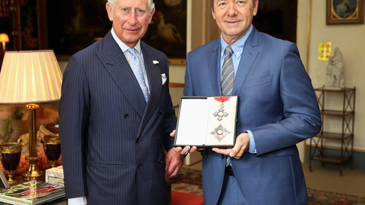 Príncipe Charles condecora o ator Kevin Spacey com o título de Comandante da Mais Excelente Ordem do Império Britânico
