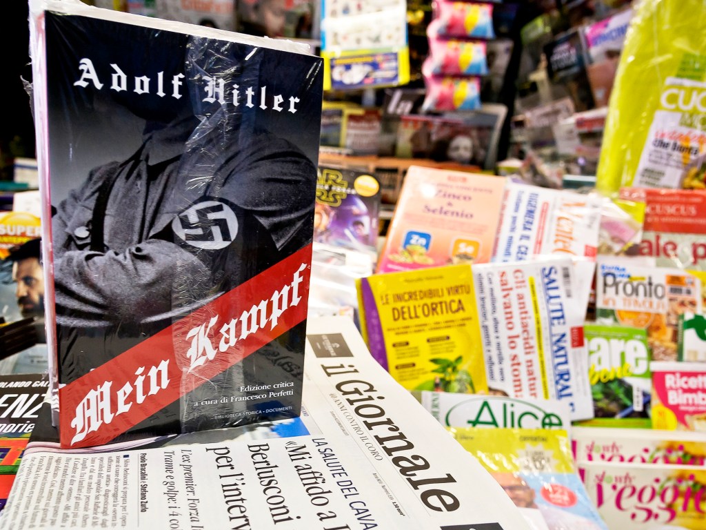 O livro 'Mein Kampf', de Adolf Hitler, está sendo distribuído gratuitamente com os exemplares do jornal italiano 'Il Giornale' - 11/06/2016
