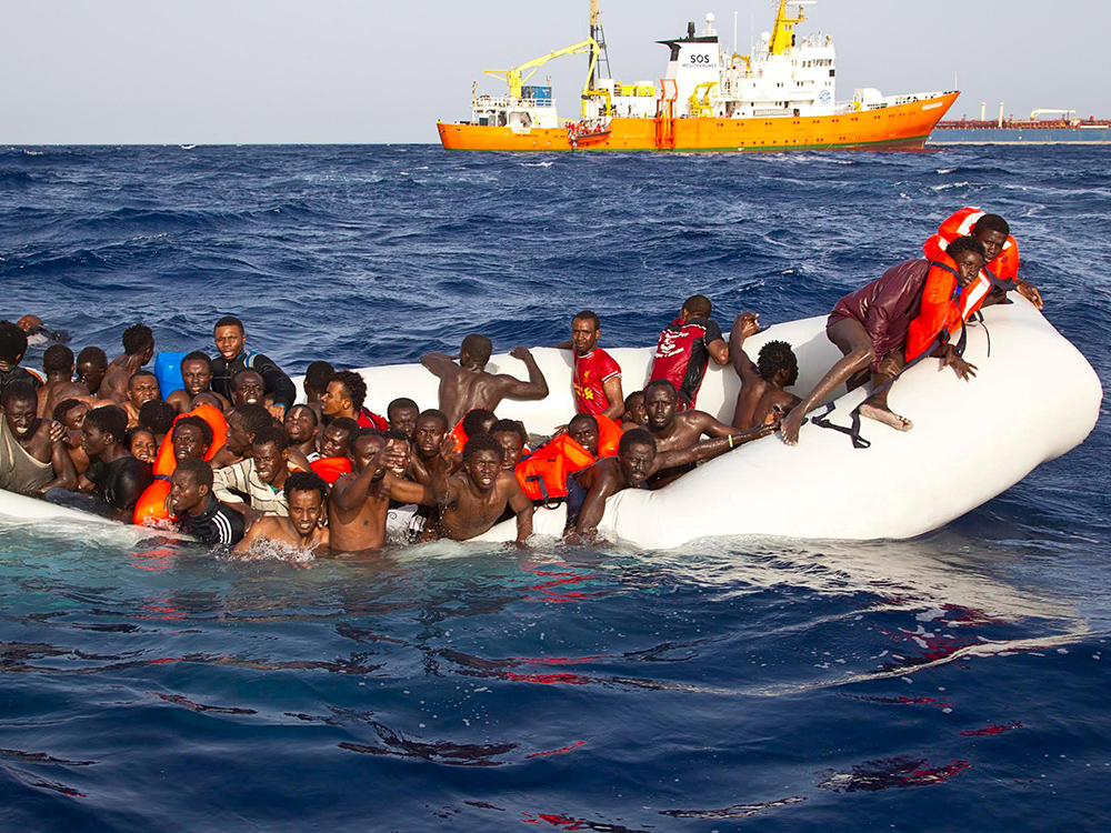 Refugiados aguardam resgate no Mar Mediterrâneo