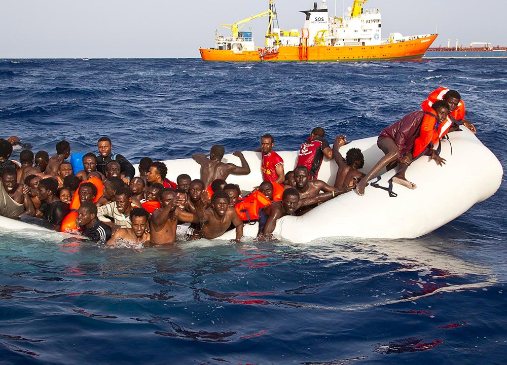 Refugiados aguardam resgate no Mar Mediterrâneo