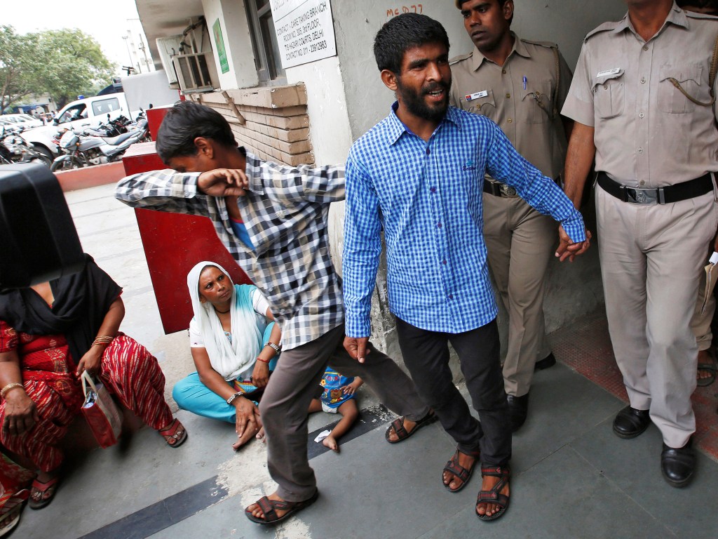 Policiais escoltam homens condenados por estuprar mulher dinamarquesa, em Nova Délhi, na Índia - 09/06/2016