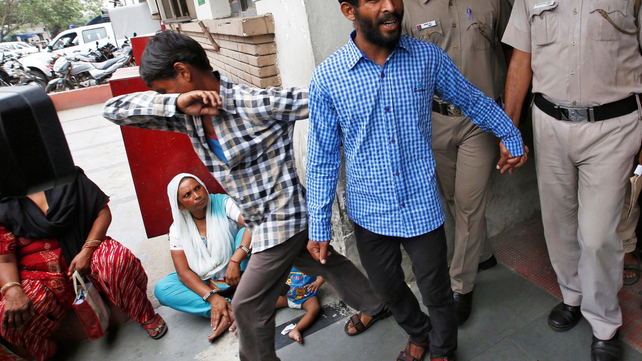 Policiais escoltam homens condenados por estuprar mulher dinamarquesa, em Nova Délhi, na Índia - 09/06/2016